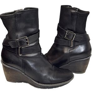 Aquatalia women’s size 6 black leather Italian wedge heeled zip up booties